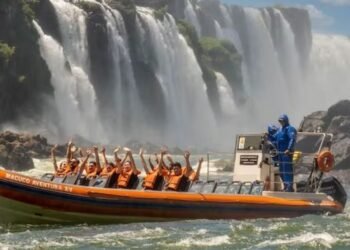 TRAGEDIA EN LAS CATARATAS DEL IGUAZÚ: MURIÓ UN TURISTA TRAS EL VUELCO DE UNA EMBARCACIÓN
