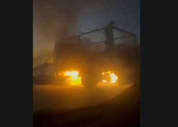 SE INCENDIÓ UN CAMIÓN EN LA AUTOPISTA FAMAILLÁ-CAPITAL Y EL VIENTO ZONDA PROPAGÓ LAS LLAMAS HACIA LOS PASTIZALES
