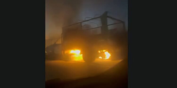 SE INCENDIÓ UN CAMIÓN EN LA AUTOPISTA FAMAILLÁ-CAPITAL Y EL VIENTO ZONDA PROPAGÓ LAS LLAMAS HACIA LOS PASTIZALES
