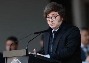 Milei habilitó la expulsión de extranjeros que promuevan odio contra argentinos o ultrajen símbolos patrios