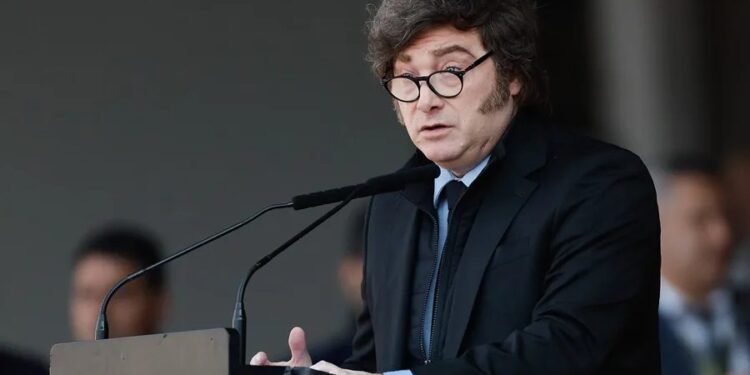 Milei habilitó la expulsión de extranjeros que promuevan odio contra argentinos o ultrajen símbolos patrios