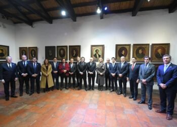 La foto que buscaba Milei: la vigilia en Tucumán reunió al Presidente con gobernadores.