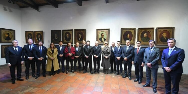 La foto que buscaba Milei: la vigilia en Tucumán reunió al Presidente con gobernadores.