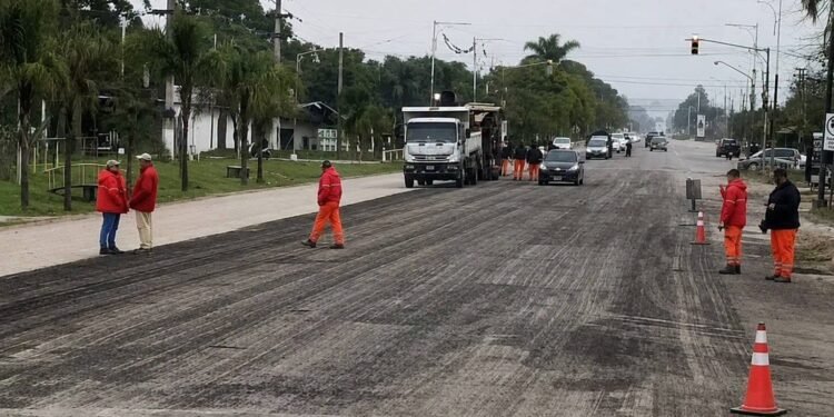 TRAS LOS RECLAMOS POR LOS BACHES, REPAVIMENTAN EL ACCESO SUR DE FAMAILLÁ