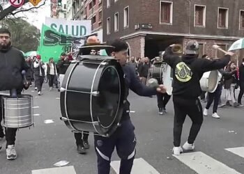Más de 30.000 empresas menos y familias endeudadas: dos señales de alerta en la economía argentina