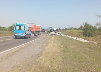 Volcó un camión cargado con azúcar en la Ruta 38 y alertaron por un presunto intento de saqueo