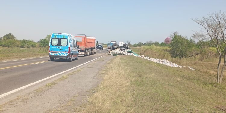 Volcó un camión cargado con azúcar en la Ruta 38 y alertaron por un presunto intento de saqueo