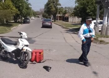 Choque entre un auto y una moto en el límite de los barrios Elías Pérez y CGT