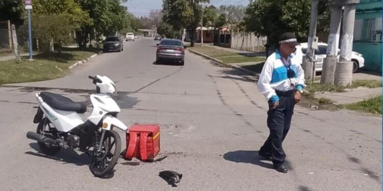 Choque entre un auto y una moto en el límite de los barrios Elías Pérez y CGT