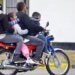 ¿PUEDEN VIAJAR DOS PERSONAS EN UNA MOTO?