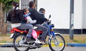 ¿PUEDEN VIAJAR DOS PERSONAS EN UNA MOTO?